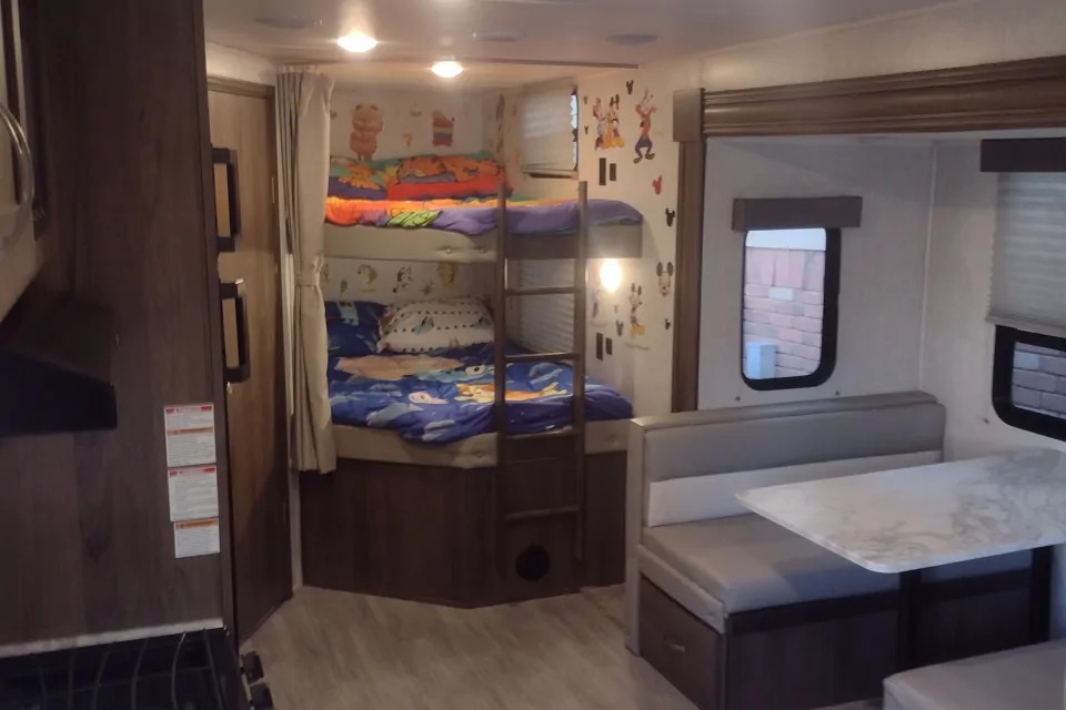 SilverLake 2 w/ Bunks: Delivery Available ($85)Fully Equipped: No Prep Fee