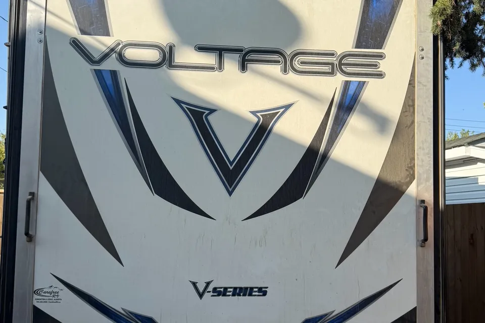 Stephan's Dutchmen Voltage 3605 Toy Hauler
