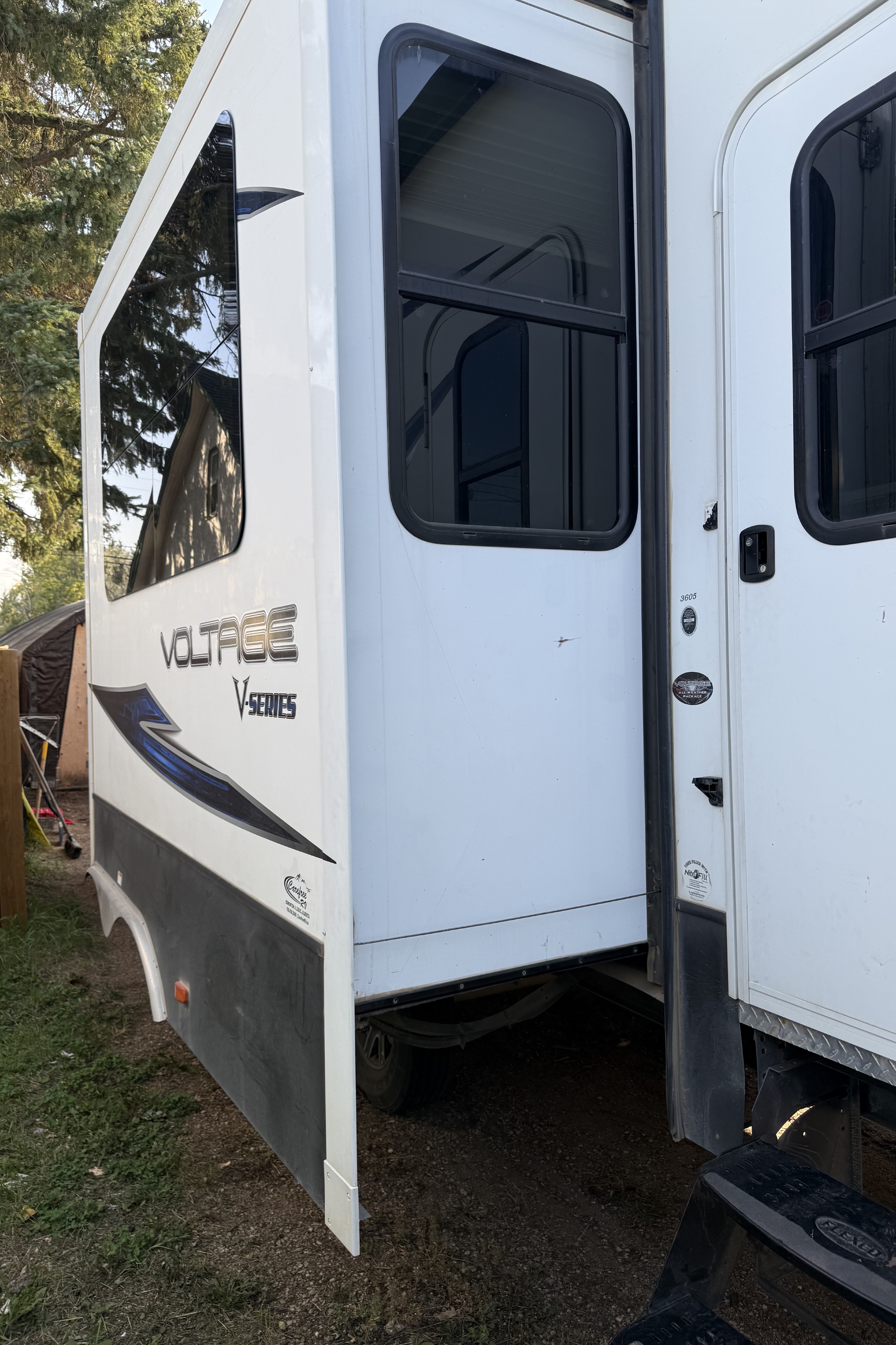 Stephan's Dutchmen Voltage 3605 Toy Hauler