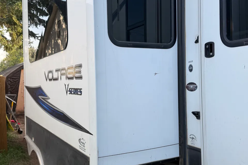 Stephan's Dutchmen Voltage 3605 Toy Hauler
