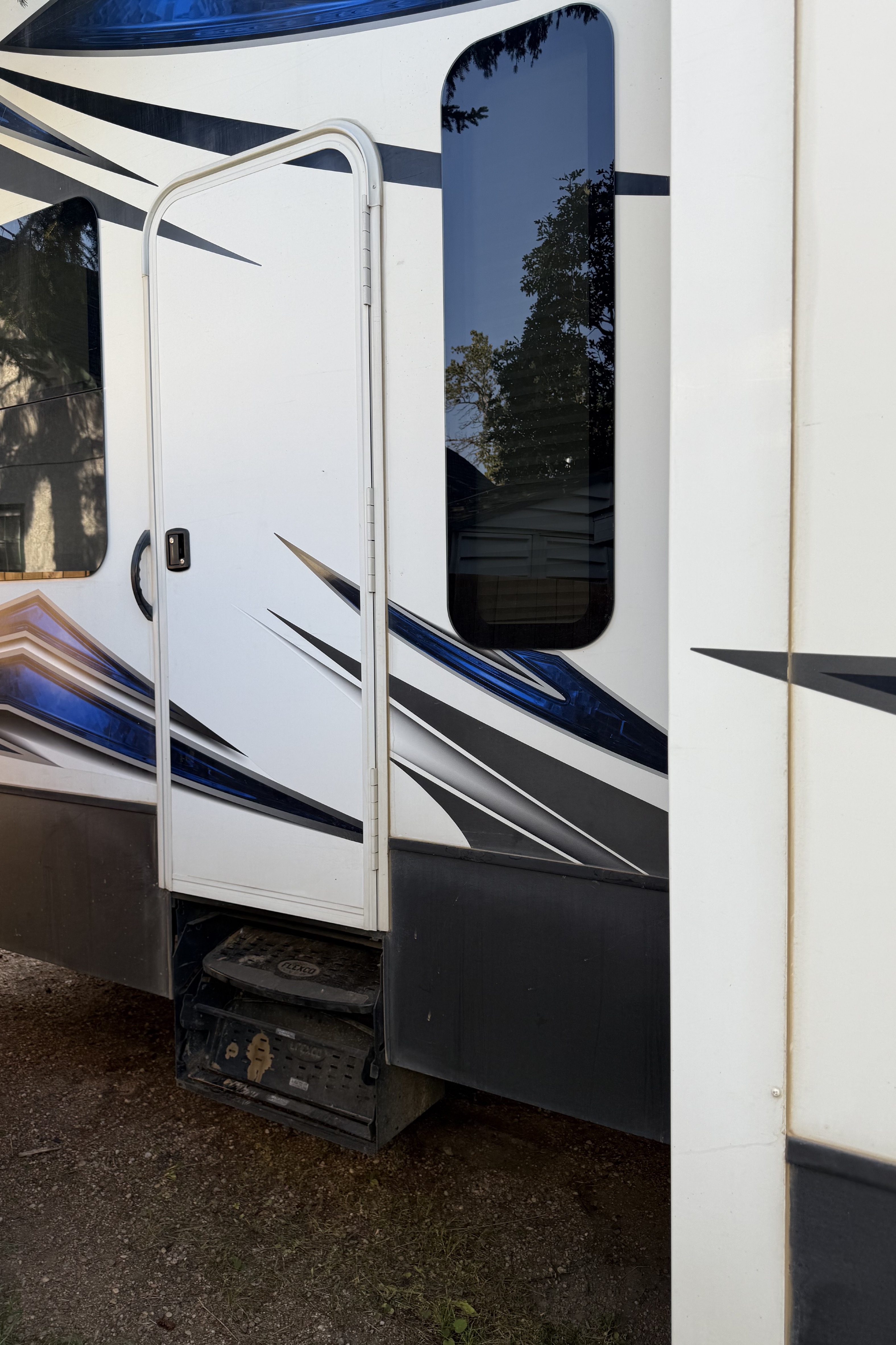 Stephan's Dutchmen Voltage 3605 Toy Hauler
