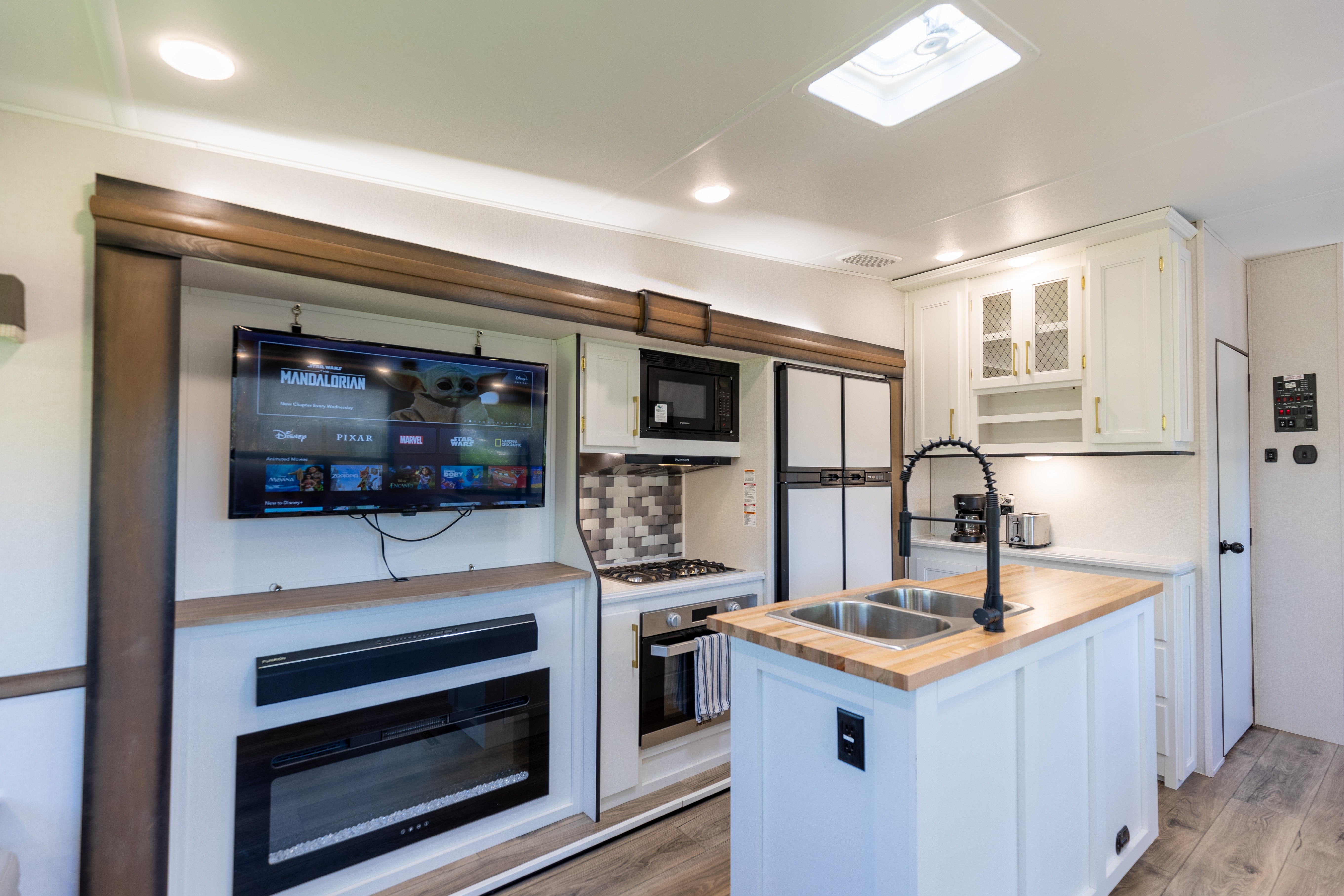 NEW & Fully Stocked Crusader! Spacious 3 Bed Bunkhouse, Sleeps 7, Family Friendly. 