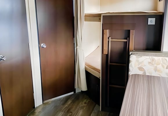 Cariboo Grey Wolf Bunk Adventure