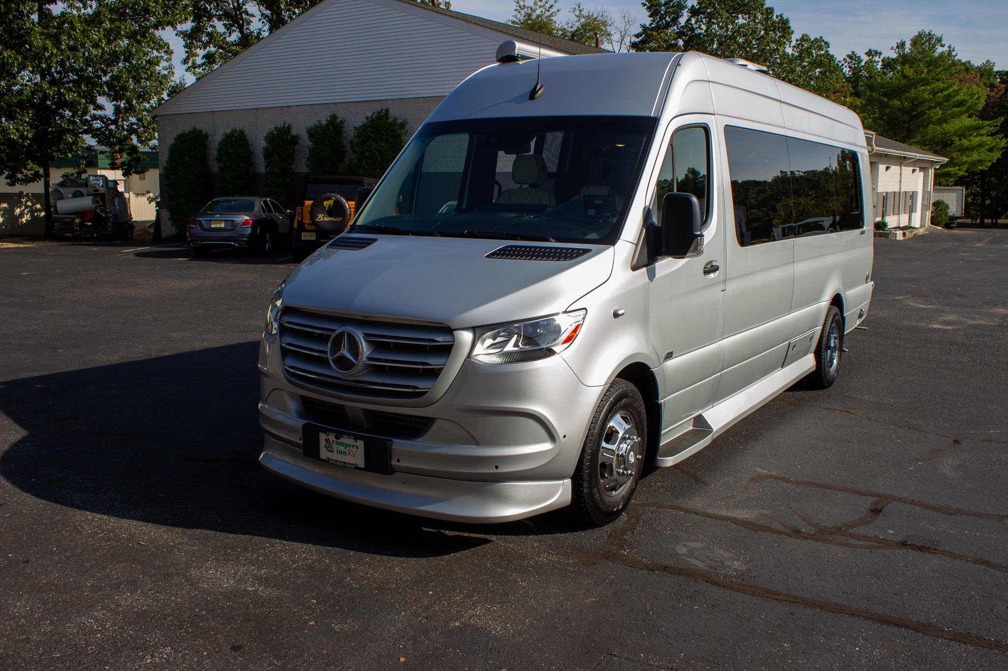 Entourage Elite: Your Ultimate Road Trip Companion!