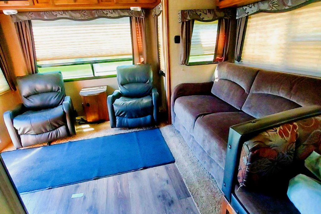 THIS IS LIVING - LINDA & GEORGE'S  HOME AWAY FROM HOME