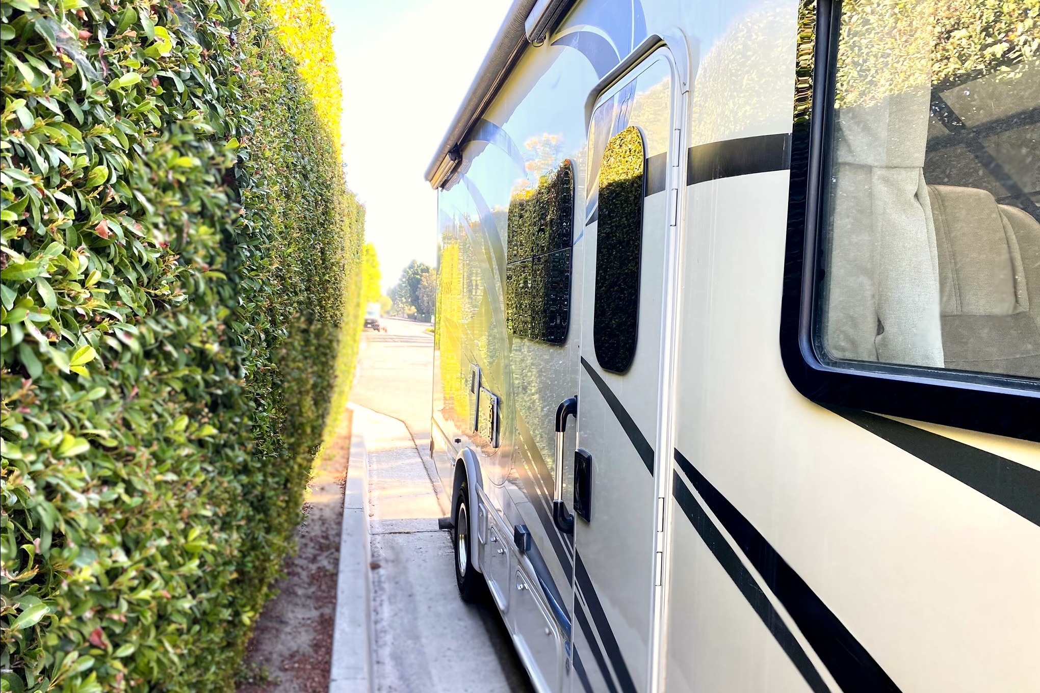 ✨ Taffy Vegas ✨ Sleek Capsule Coach – Slide-out, Sleeps 5, Easy Drive
