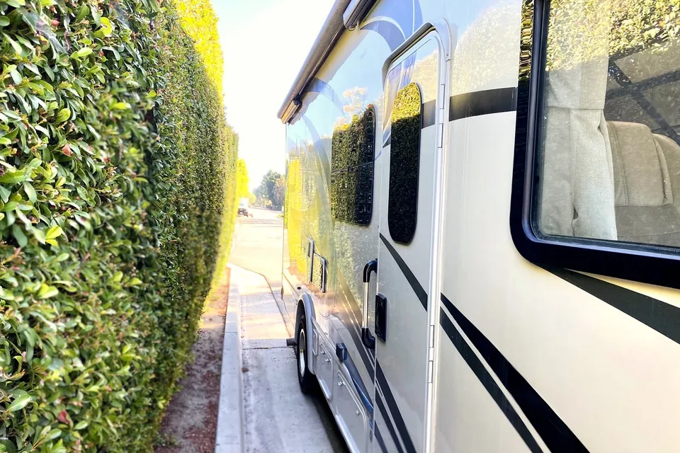 ✨ Taffy Vegas ✨ Sleek Capsule Coach – Slide-out, Sleeps 5, Easy Drive