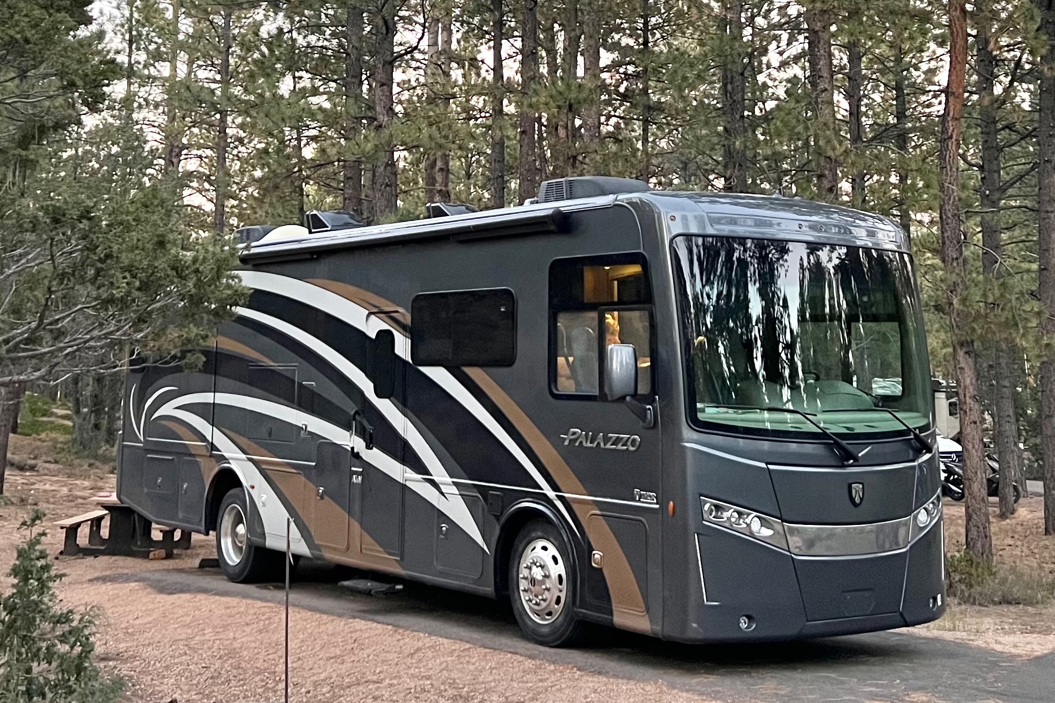 ROADTRIP EXTRAORDINAIRE Class A Diesel Pusher SLEEPS 10