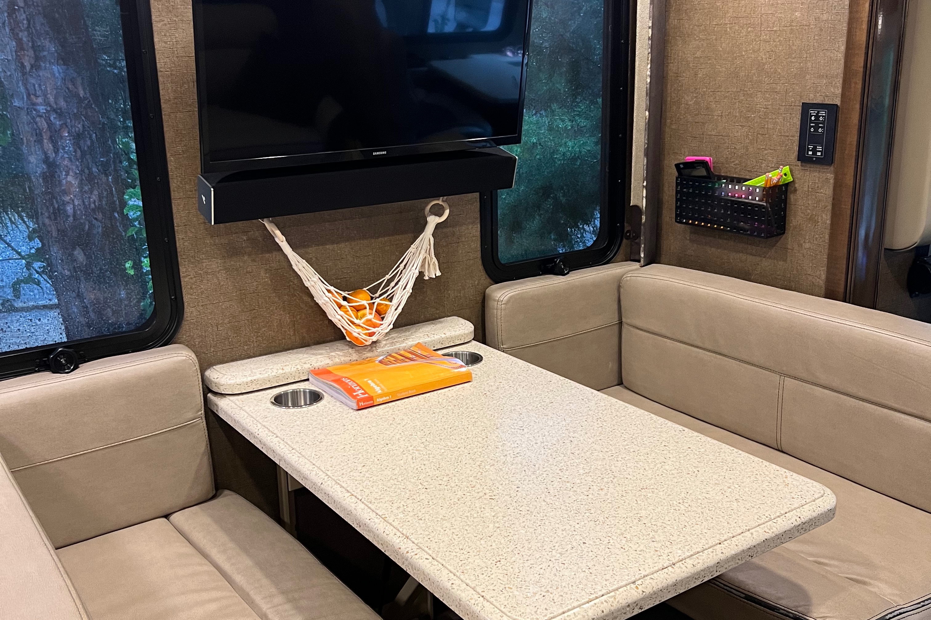 ROADTRIP EXTRAORDINAIRE Class A Diesel Pusher SLEEPS 10