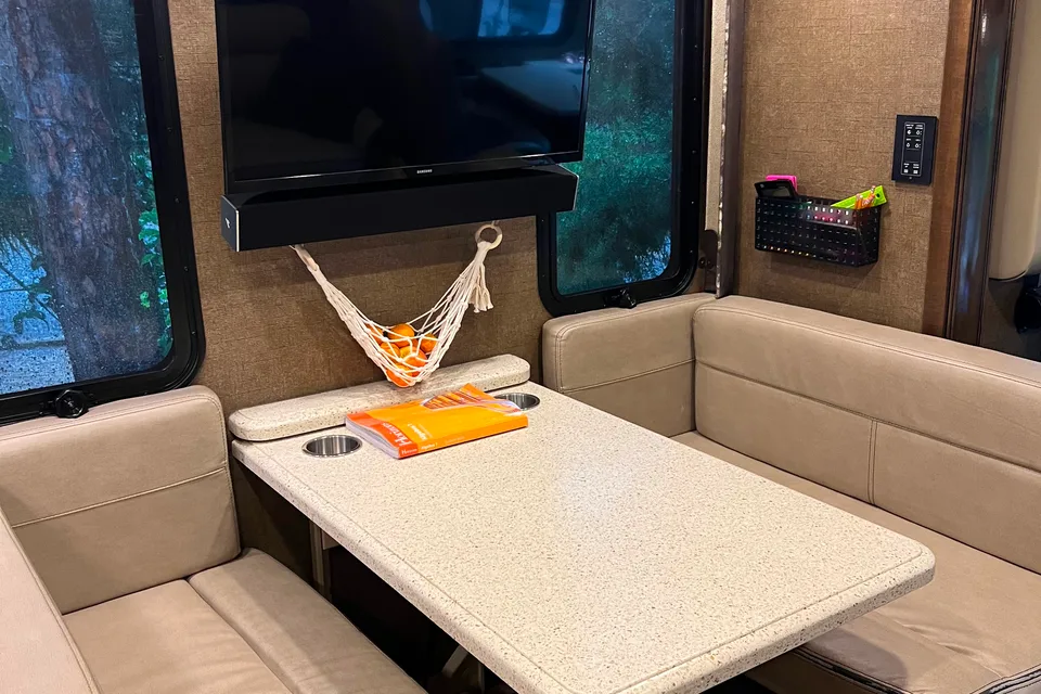 ROADTRIP EXTRAORDINAIRE Class A Diesel Pusher SLEEPS 10
