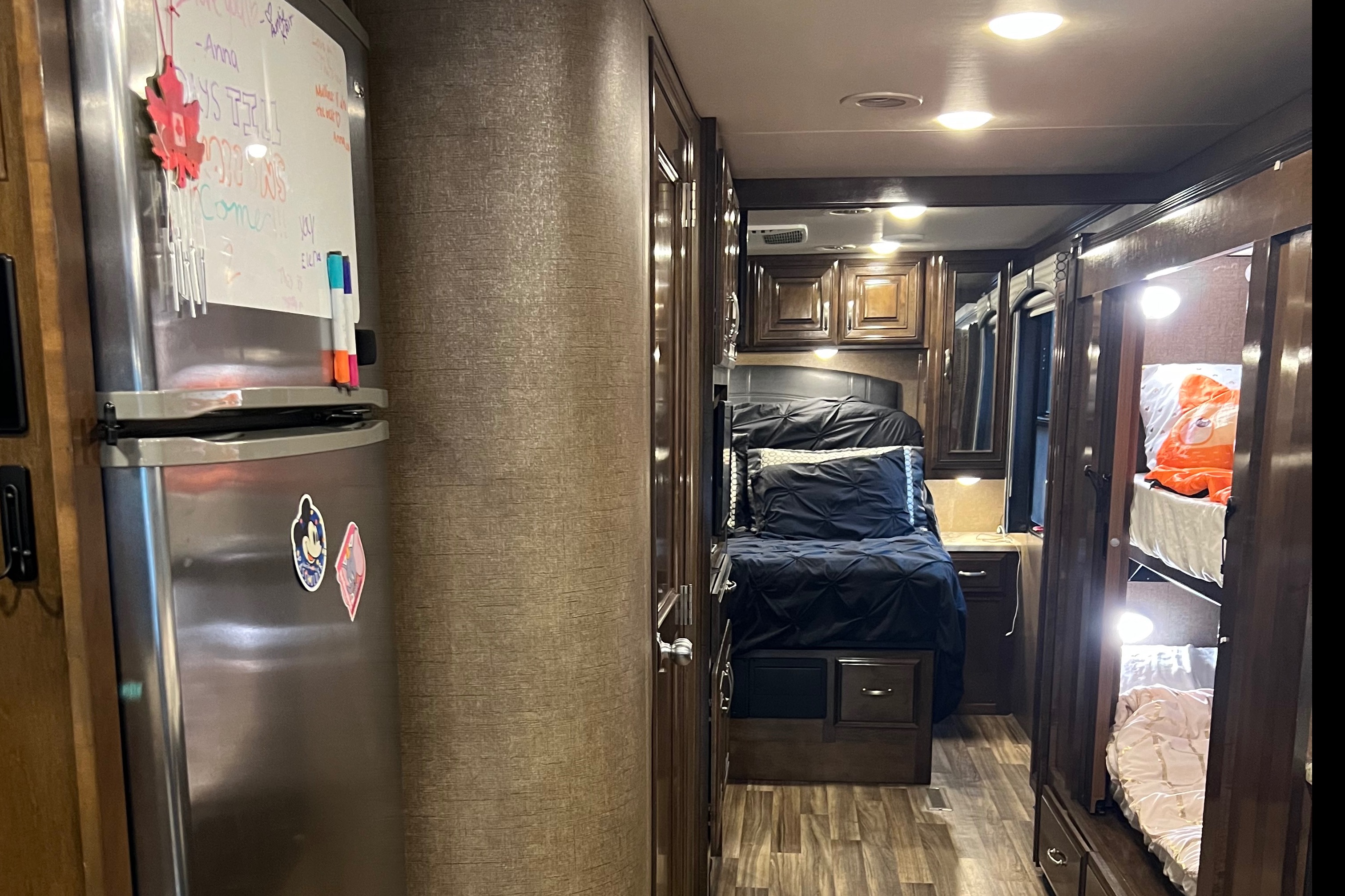 ROADTRIP EXTRAORDINAIRE Class A Diesel Pusher SLEEPS 10