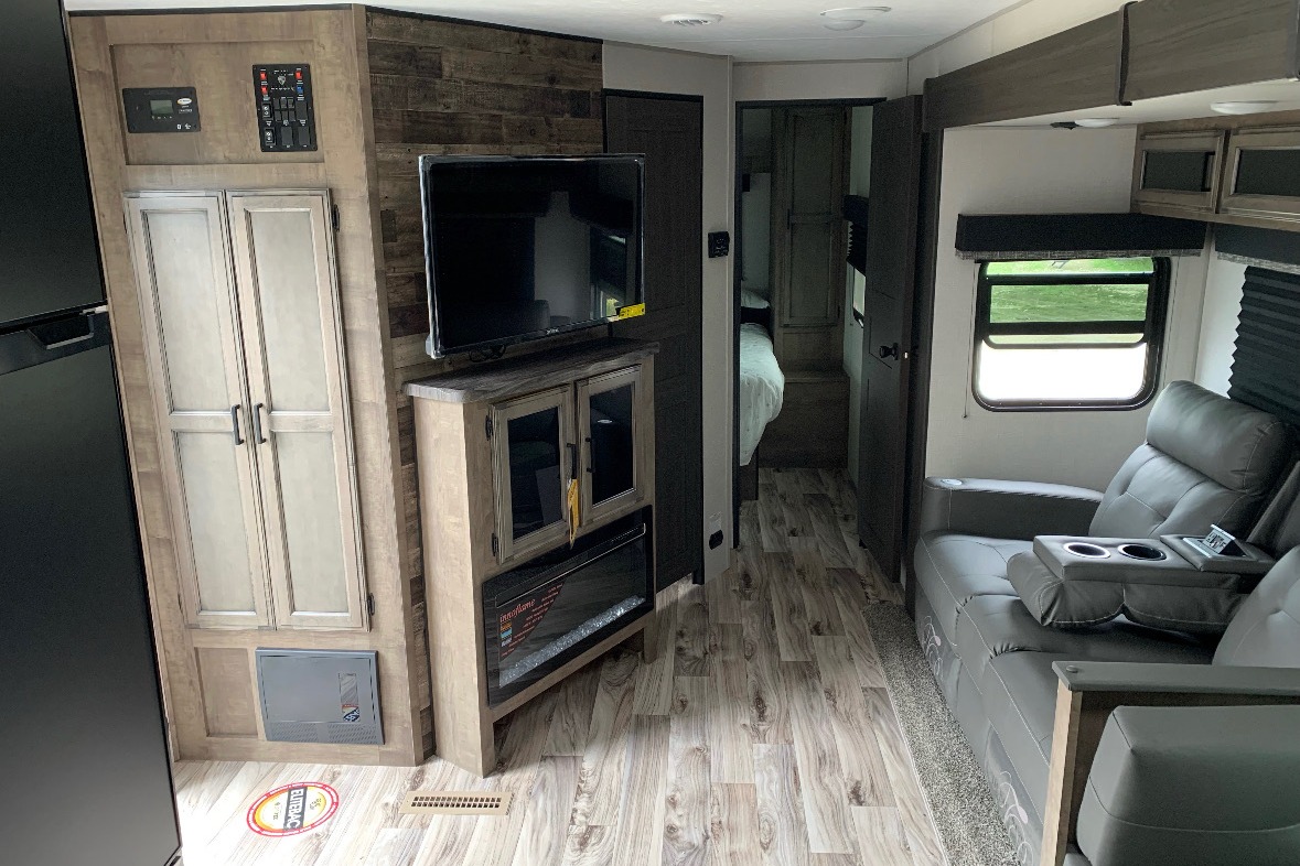 SPORTTREK w/ Private Queen Master, Residential Kitchen & Solar