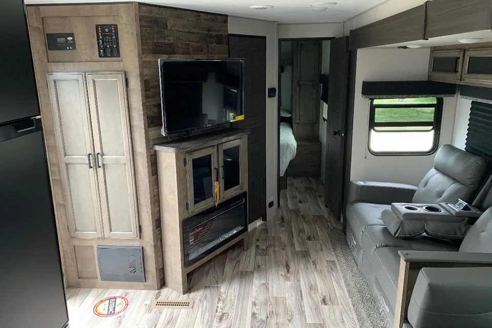 SPORTTREK w/ Private Queen Master, Residential Kitchen & Solar