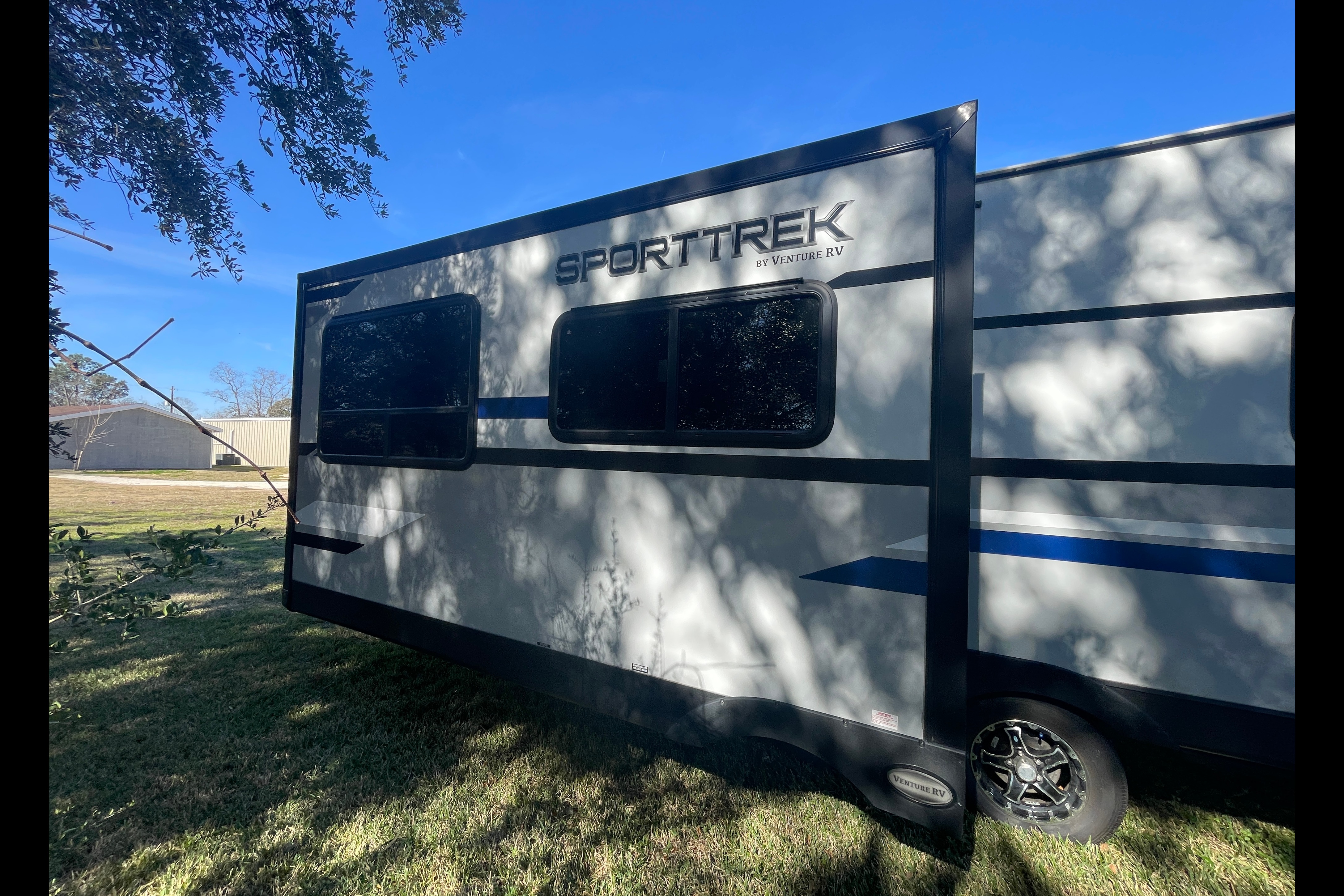 SPORTTREK w/ Private Queen Master, Residential Kitchen & Solar