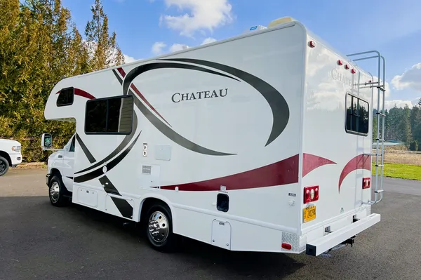 Ovi's Thor Motor Coach Chateau 22E