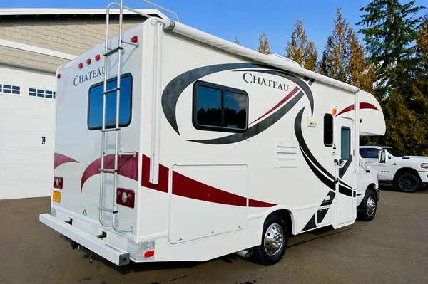 Ovi's Thor Motor Coach Chateau 22E