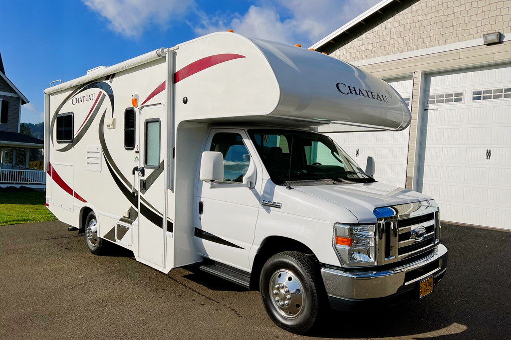 Ovi's Thor Motor Coach Chateau 22E  