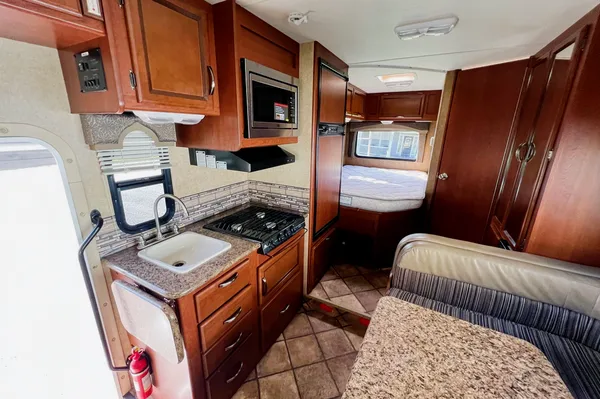 Ovi's Thor Motor Coach Chateau 22E