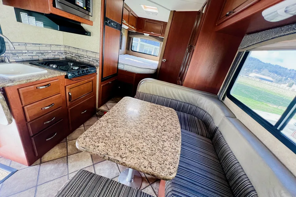 Ovi's Thor Motor Coach Chateau 22E  