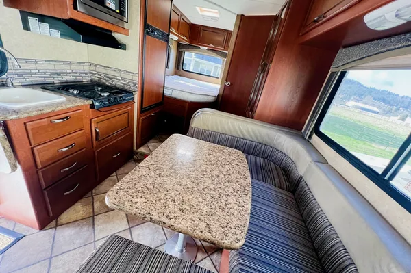 Ovi's Thor Motor Coach Chateau 22E