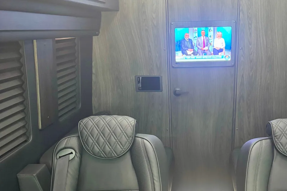 Mercedes-Benz V Cruise OG Luxury Coach