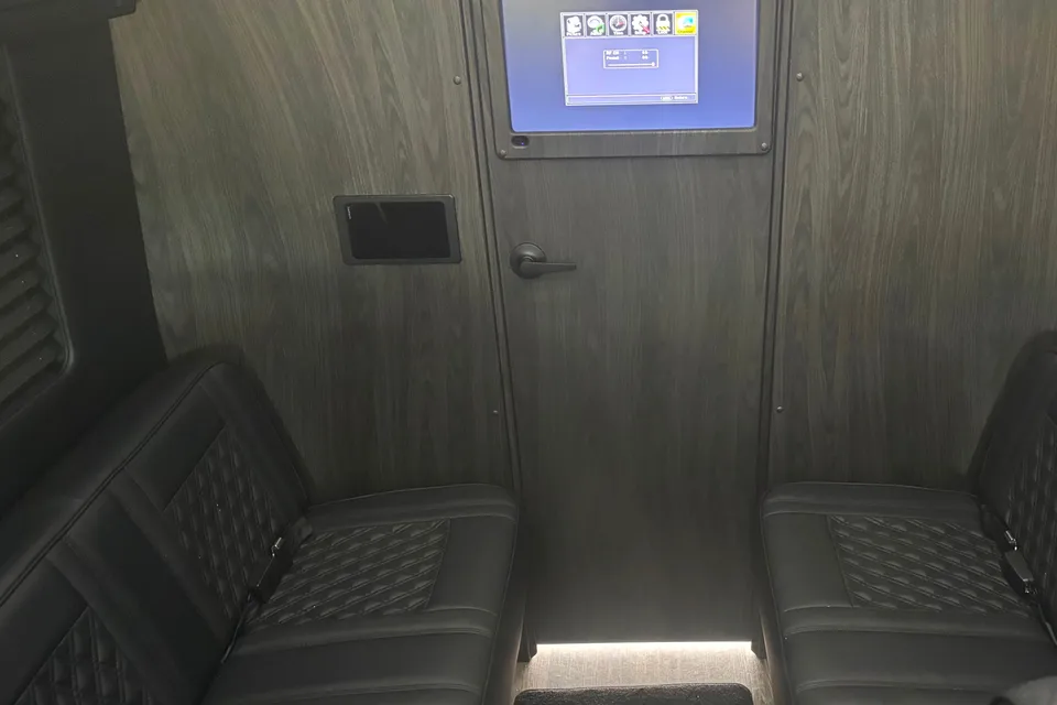 Mercedes-Benz V Cruise OG Luxury Coach