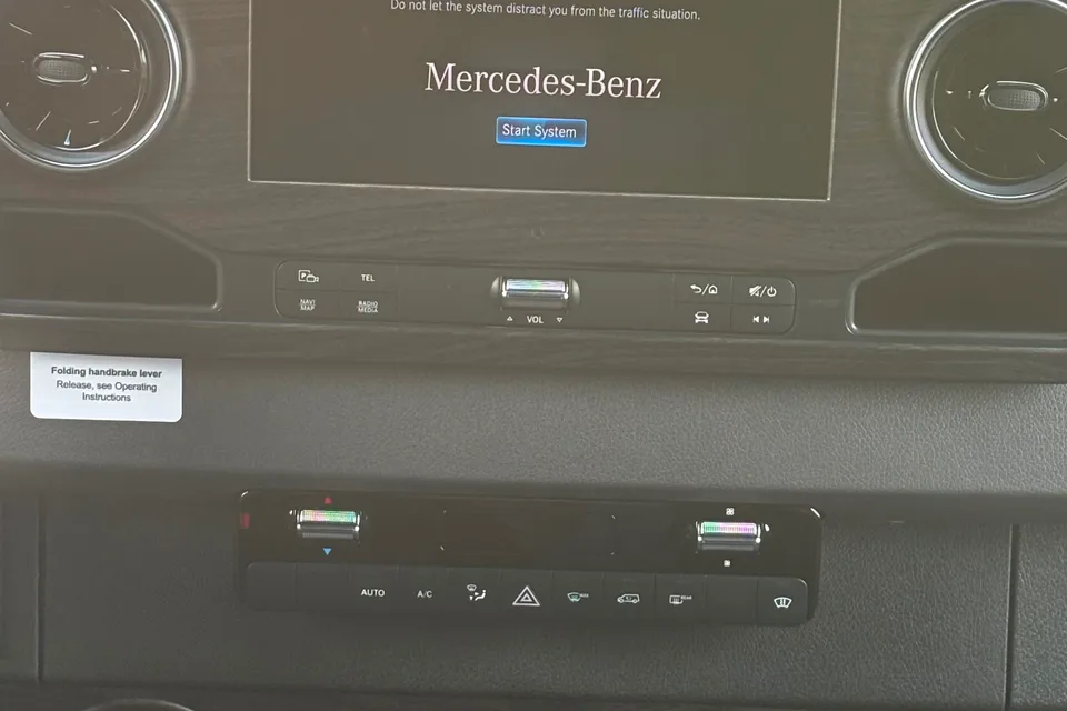 Mercedes-Benz V Cruise OG Luxury Coach