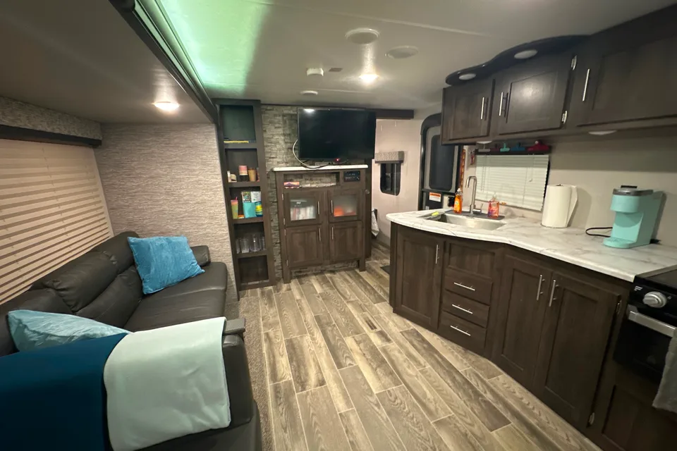 Abby’s 33ft 2020 Travel Trailer * Delivery Only*
