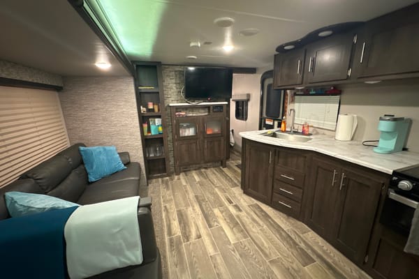 Abby’s 33ft 2020 Travel Trailer * Delivery Only*