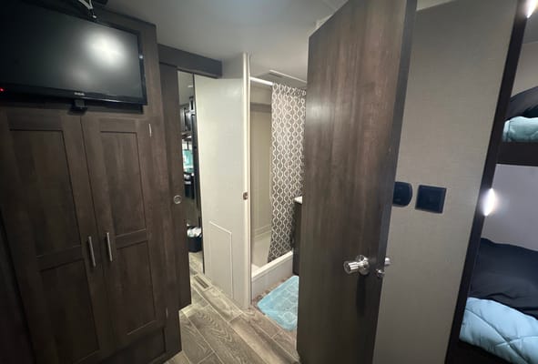 Abby’s 33ft 2020 Travel Trailer * Delivery Only*