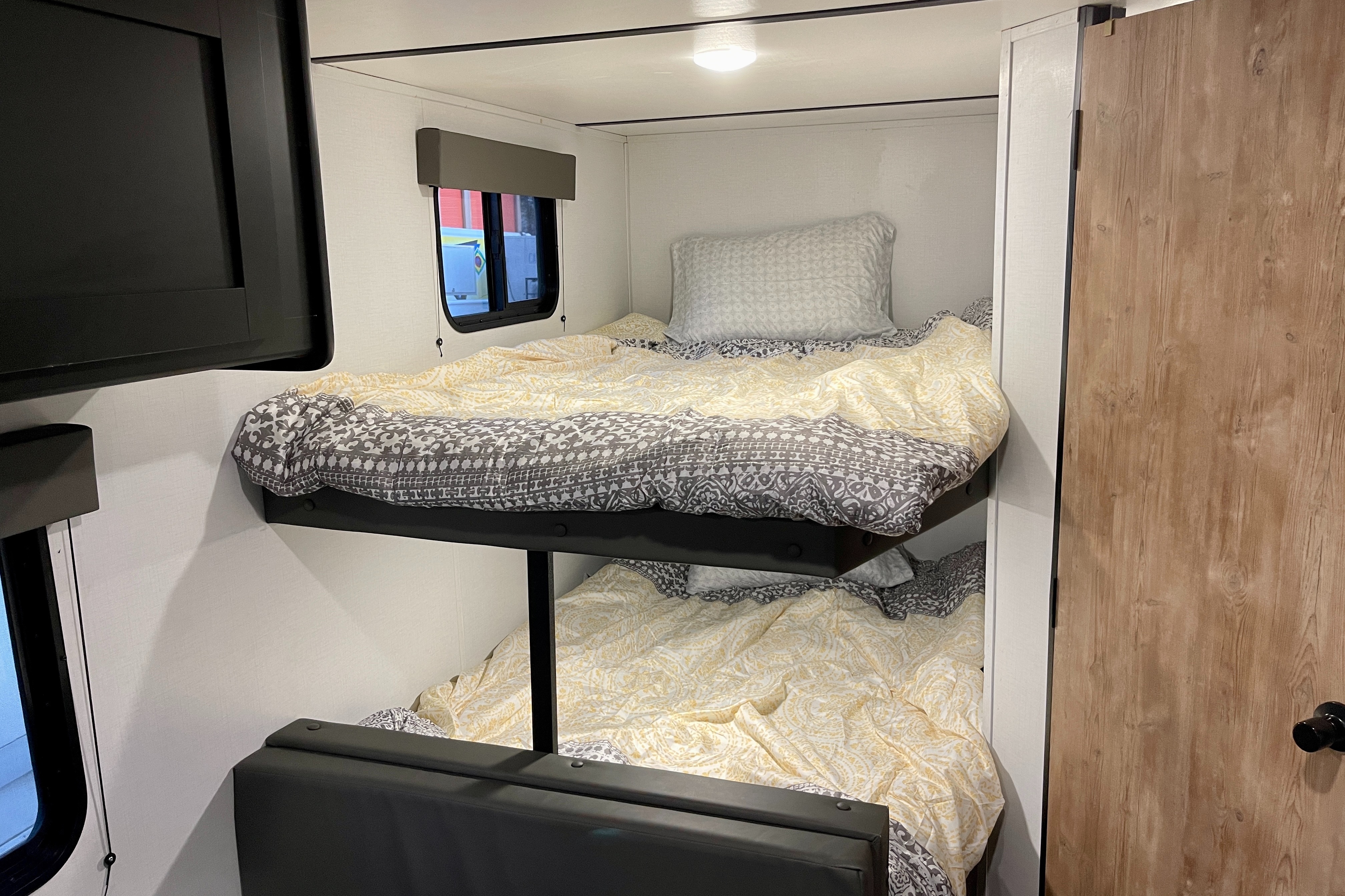 Keystone Springdale RV trailer Sleeps 7 Lightweight