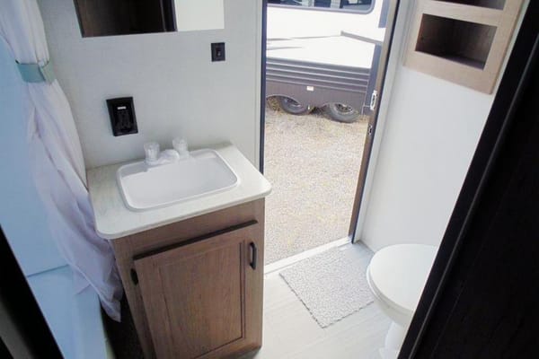 McMasters Keystone 318BR Hideout Travel Trailer
