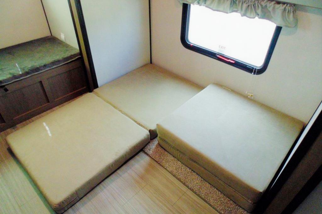 McMasters Keystone 318BR Hideout Travel Trailer
