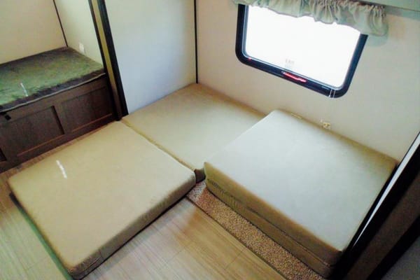 McMasters Keystone 318BR Hideout Travel Trailer
