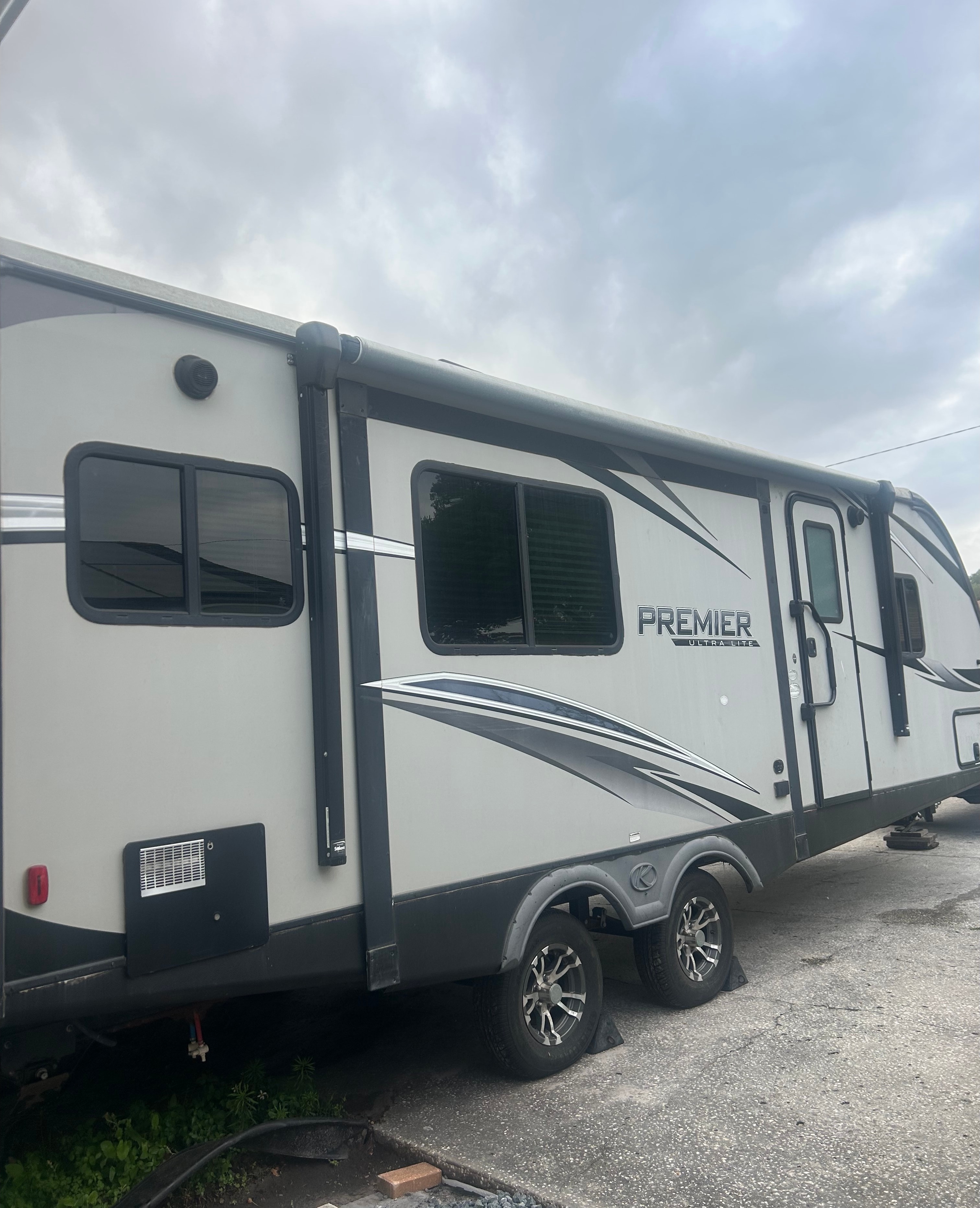 Cozy, comfortable, Friendly keystone Ultra lite Travel Trailer