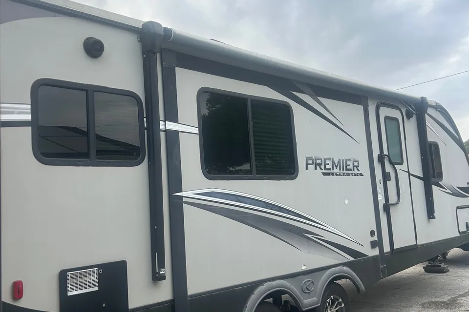 Cozy, comfortable, Friendly keystone Ultra lite Travel Trailer
