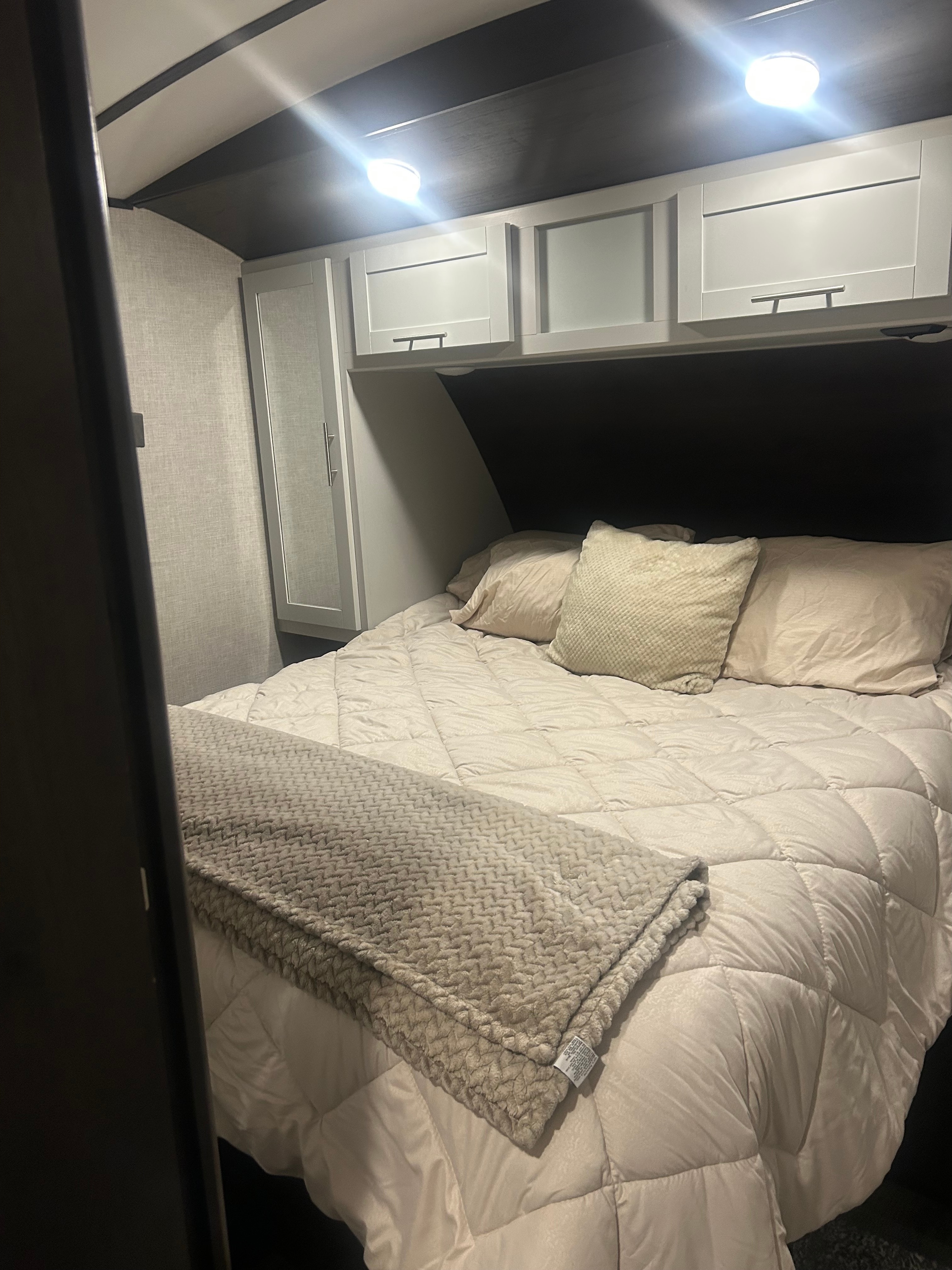 Cozy, comfortable, Friendly keystone Ultra lite Travel Trailer