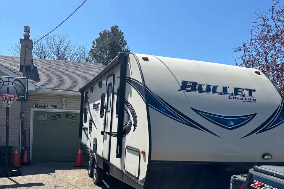 Mathew's Keystone 243 bhs Travel Trailer