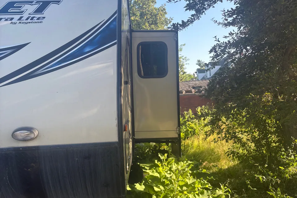 Mathew's Keystone 243 bhs Travel Trailer