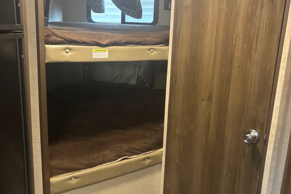 Mathew's Keystone 243 bhs Travel Trailer