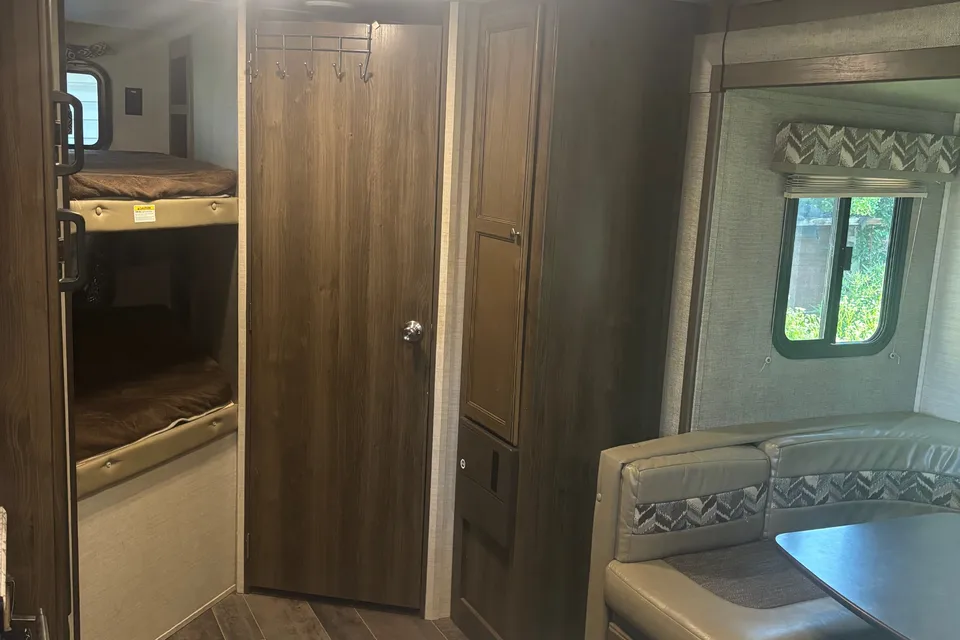 Mathew's Keystone 243 bhs Travel Trailer