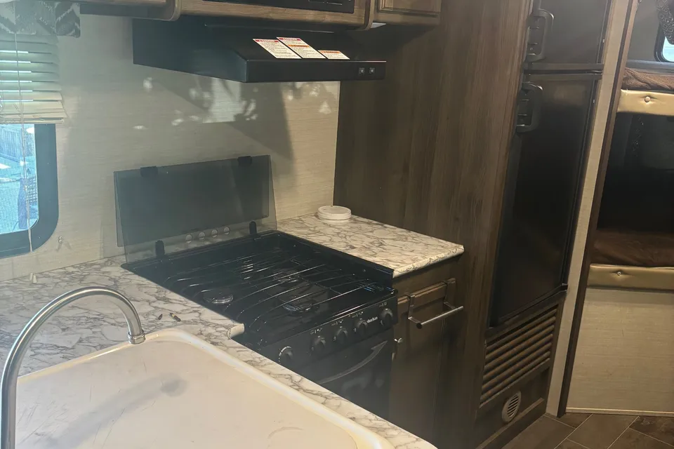 Mathew's Keystone 243 bhs Travel Trailer