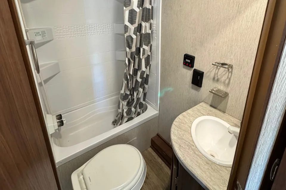 Family Friendly Heartland Prowler Lynx 25lx Travel Trailer