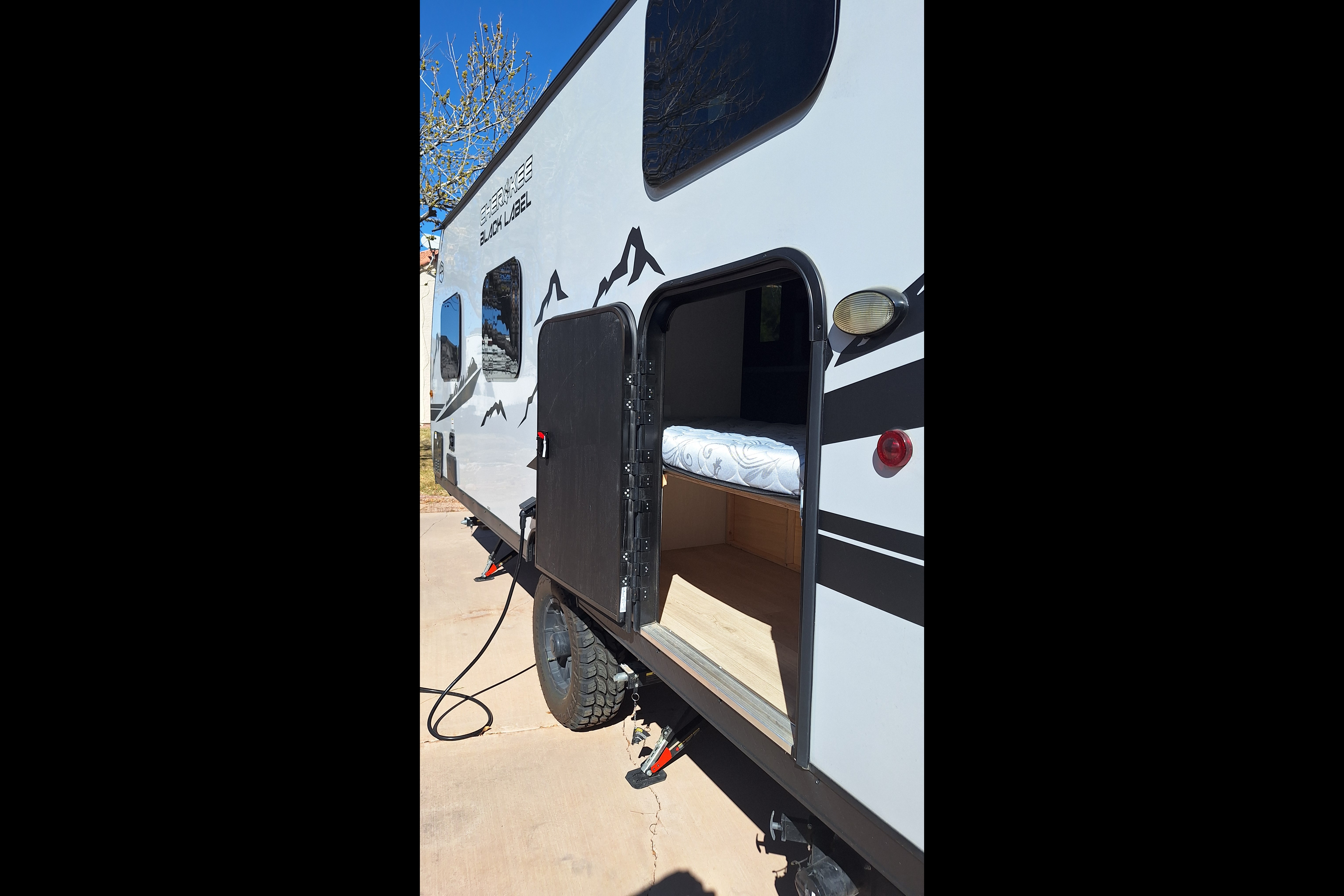 Blacky 2025 Cherokee Black Label with Solar