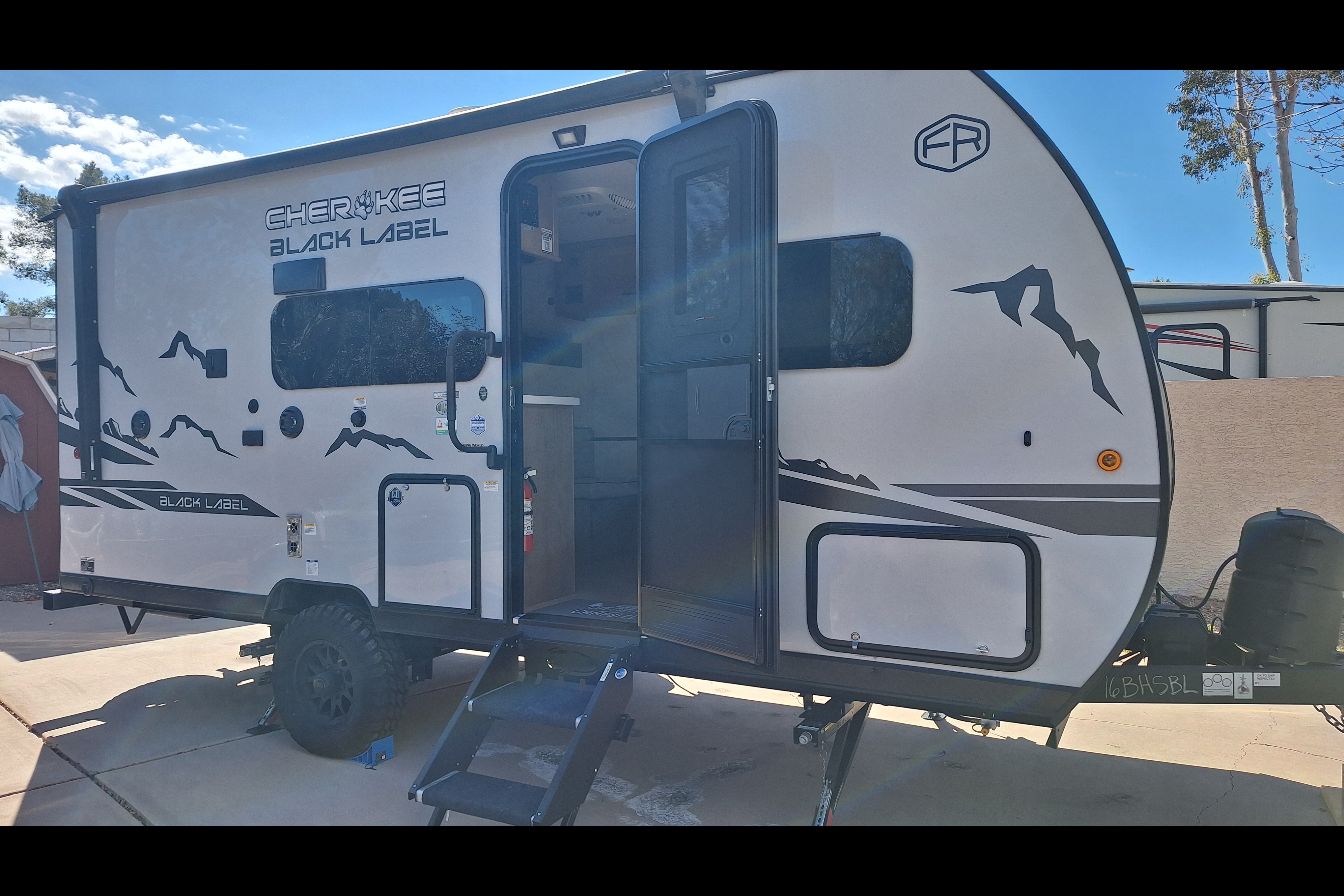 Blacky 2025 Cherokee Black Label with Solar