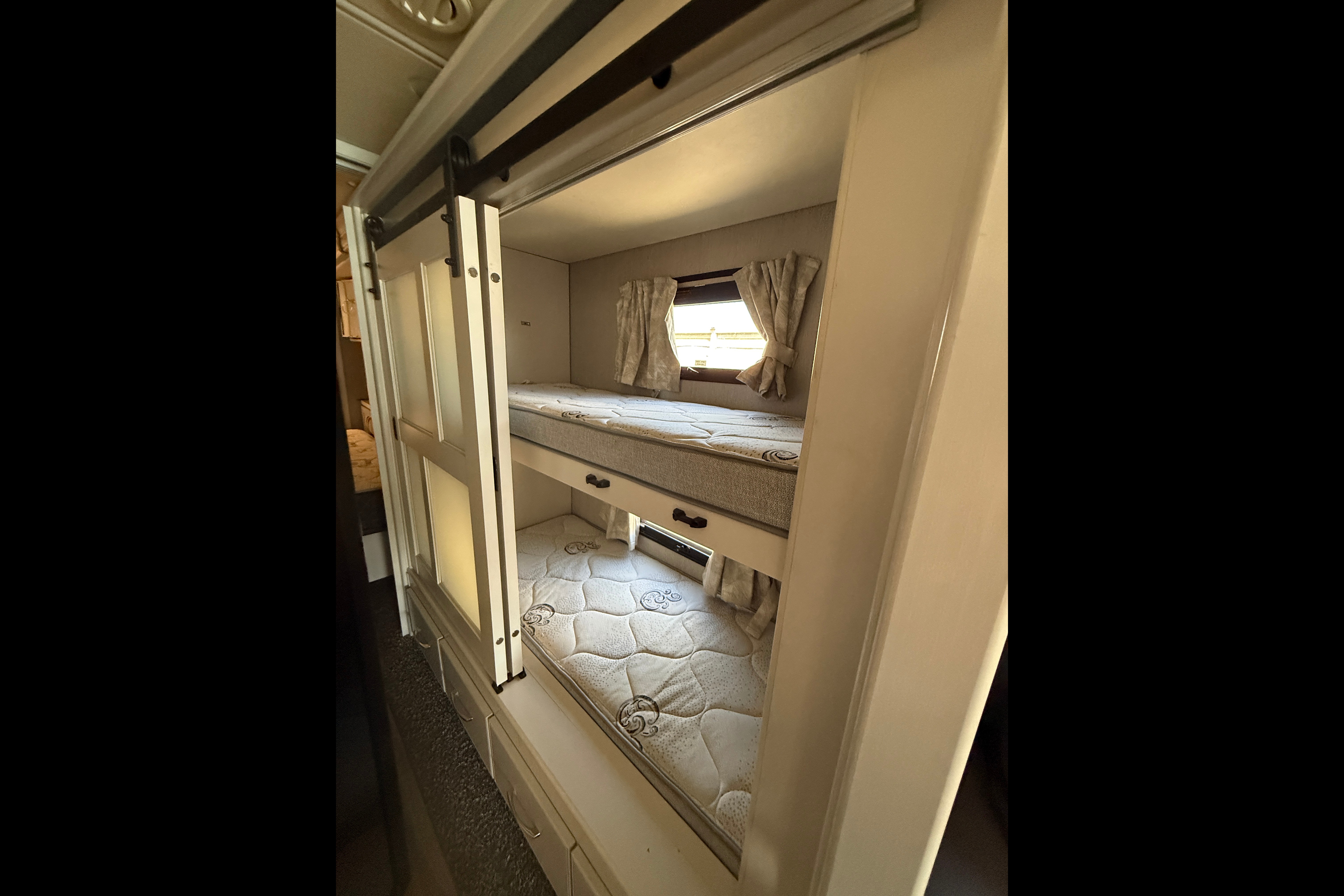 Leo's Legend 2022 Holiday Rambler Navigator 38N