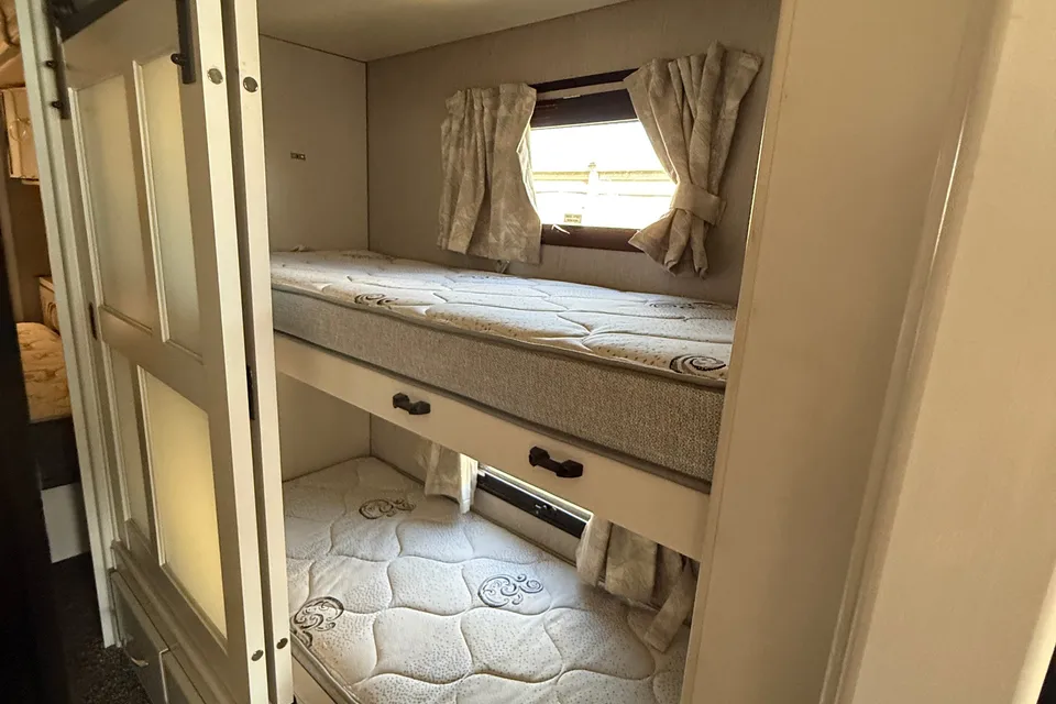 Leo's Legend 2022 Holiday Rambler Navigator 38N