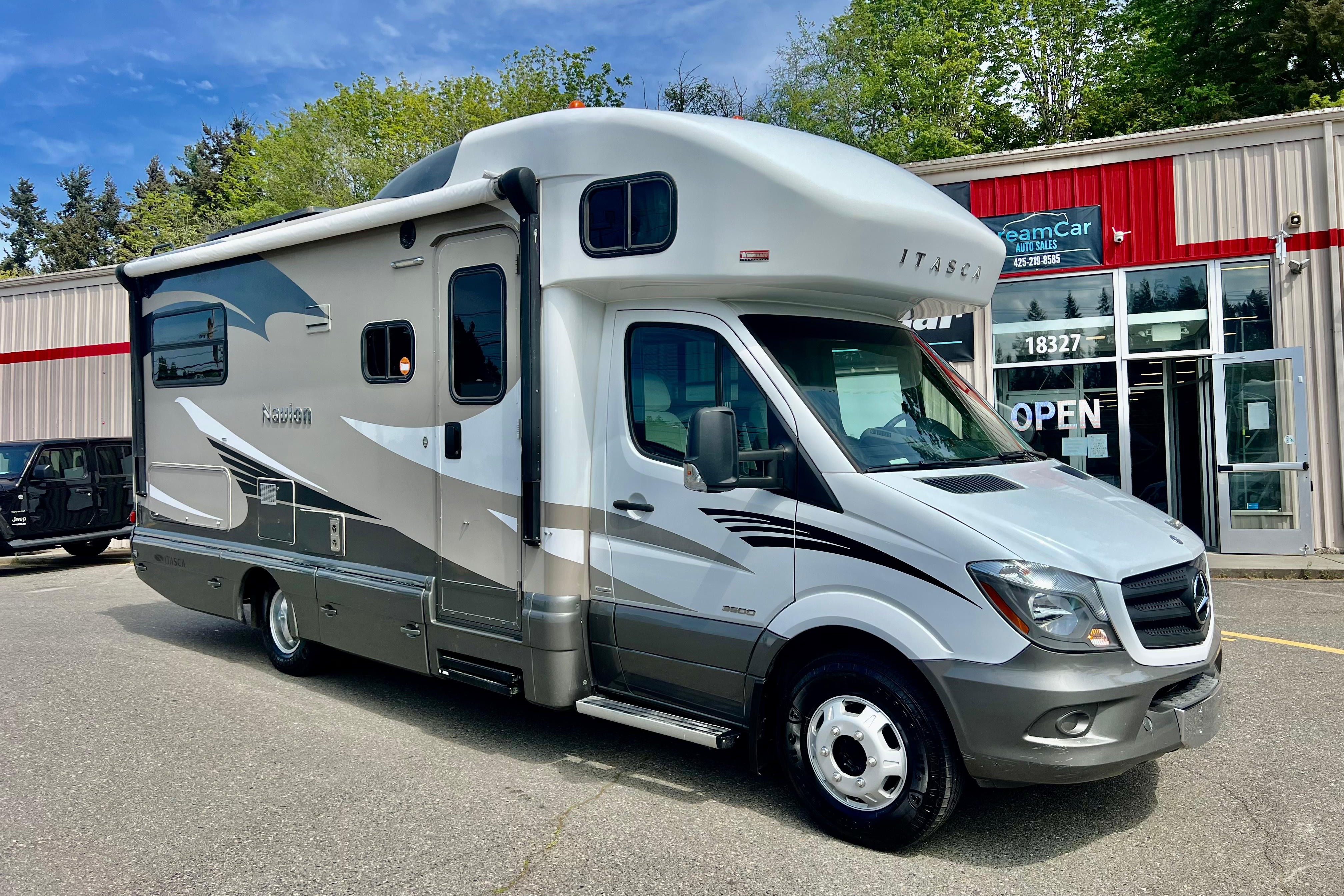 Fully Equipped Luxury Mercedes / Easy to Drive & Fuel Efficient