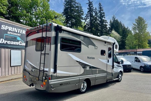 Fully Equipped Luxury Mercedes / Easy to Drive & Fuel Efficient