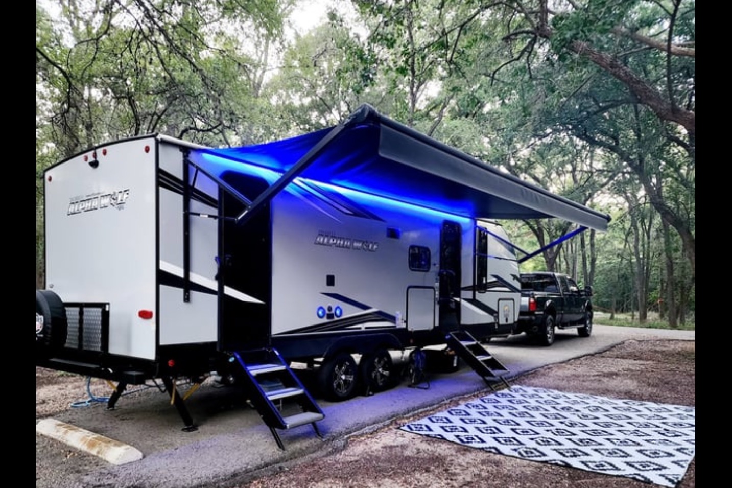 Bougie glamping! 2023 Alpha Wolf - sleeps 8, FULLY STOCKED!
